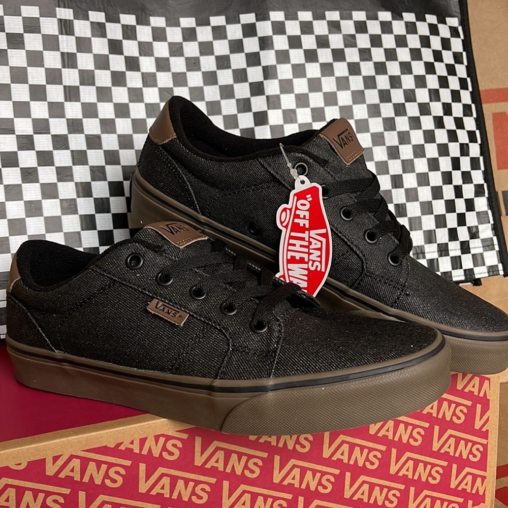 Vans Men’s Bishop
(Waxed Denim) Black/Gum
VN000NLUAKS
Sneakers - Picture 6 of 16